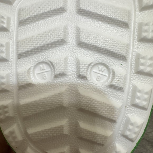 Crocs Classic Lined Holiday Clog Christmas Elf Fur Clogs Men's 6 Women's 8 NWT - Picture 6 of 8